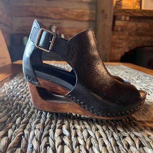 Dansko sable wedge black